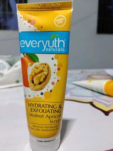 Everyuth Naturals Walnut Apricot Scrub