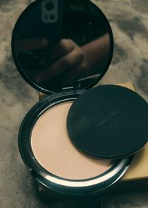 Faces Canada Weightless Compact