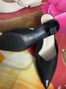 Elegant Black Pointed Toe Mules