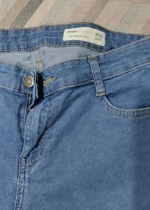 sky blue jeans with black top