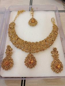Golden Necklace With Tikka