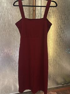 Burgundy midi sleeveless dress with a small slit