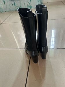 Chic Black Heeled Boots
