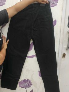 Classic black straight-fit jeans🖤