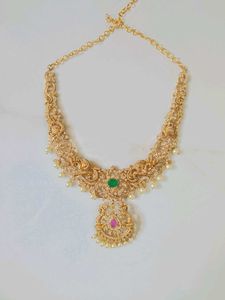 Exquisite Gold Necklace with Pearls