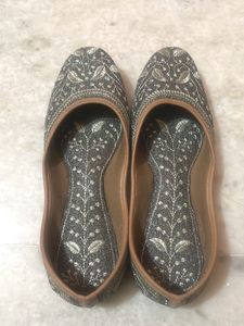 Embroidered Ethnic Juttis