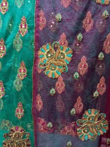 L LookADIRb net saree with superb contrast wit