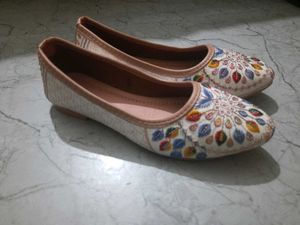 Floral Embroidered Jutti Flats