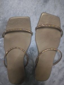 Black And Golden Filphlop Flat Slippers
