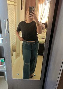 Stylish Wide-Leg Jeans with Ripped Detail