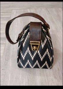 Stylish Black and White Zigzag Handbag