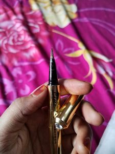 Golden Glittery Eyeliner