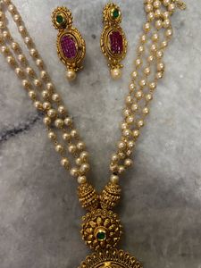 Elegant Pearl and Gold Necklace Set
