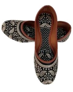 Embroidered Black Juttis