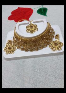 Stunning Jewellery Set - Necklace &amp; Earrings