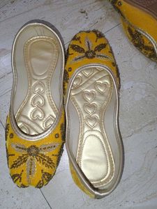 Elegant Yellow Embellished Juttis