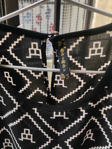 Stylish Black &amp; White Geometric Print Top