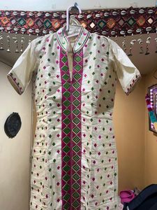 Kurti: Size Small But Can Fit A Medium Body Type. Beautiful Color Combination With Delicate Threadwork. Perfect For Both Formal And Informal Occasion