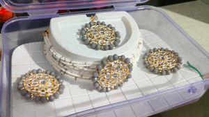 Exquisite Kundan Necklace &amp; Earring Set