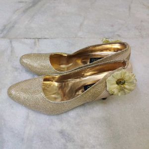 🆕 Sparkly Gold Heels with Flower Accent