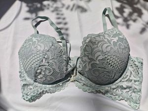 Delicate Lace Front Closure Bra