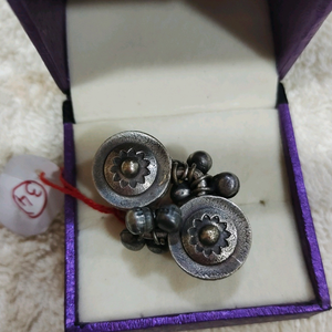 Finger ring in silver look alike