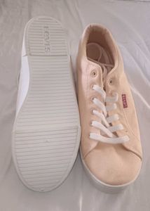 Selling Levi's Branded