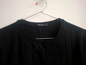 Chic Black Ribbed Cropped Top