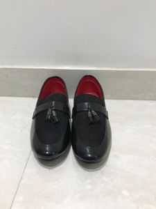 Stylish Black Loafers with Tassel Detail