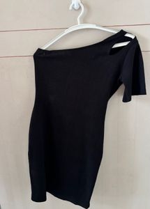 Chic Black One-Shoulder Cut-Out Dress