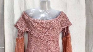 Elegant Off-Shoulder Lace Gown