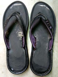 3 sets of slippers are available."