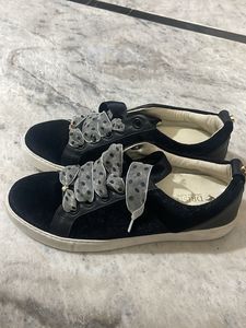 Stylish Black Sneakers with Ribbon Detail