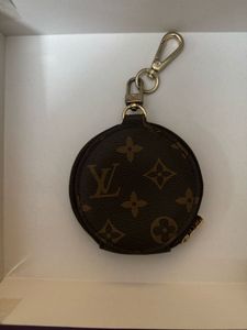 replica LV coin pouch+ labubu keychain