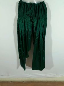 Elegant Emerald Green &amp; Gold Embroidered Indian Su