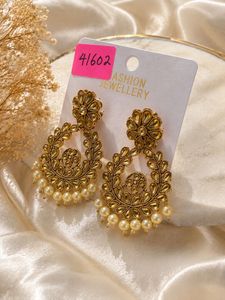 Exquisite Pearl Dangle Earrings