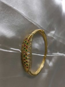 Elegant 22kt Gold Tone Bangle with Red &amp; Green Sto