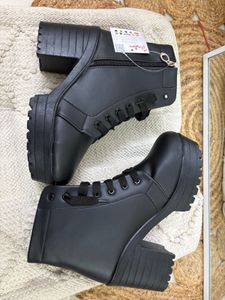 STYLISH BLACK BOOTS