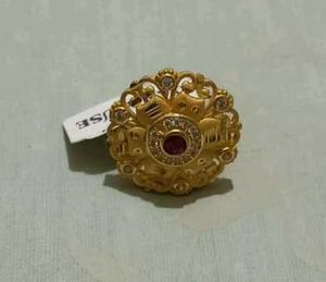 Exquisite Gold Ring with Ruby and Diamonds