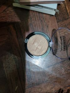 Shimmering Bronzing Powder