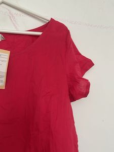 Chic Red Short-Sleeve Top