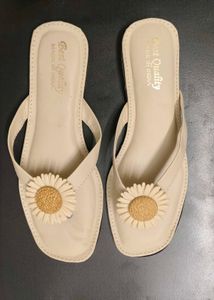 Cutesy Daisy beach flats🌼