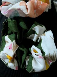 Floral Print Scrunchies Pack of 2