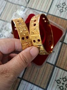 Beautiful Gold Tone Bangle Set