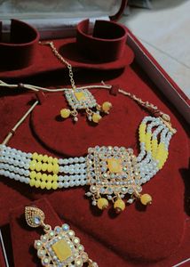 Stunning Yellow &amp; Pearl Jewellery Set