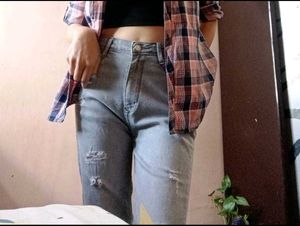 combo of peach top with jeans