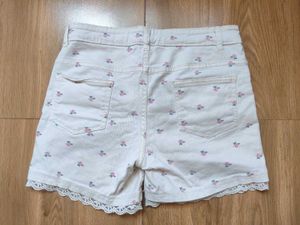 Cute Floral Lace Hem Shorts