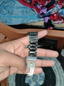 a well maintained good sonata black chain watch