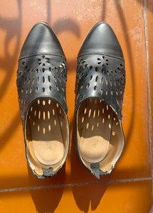 Stylish Black Cutout Flats