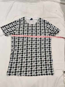 Houndstooth Patterned T-Shirt Size M